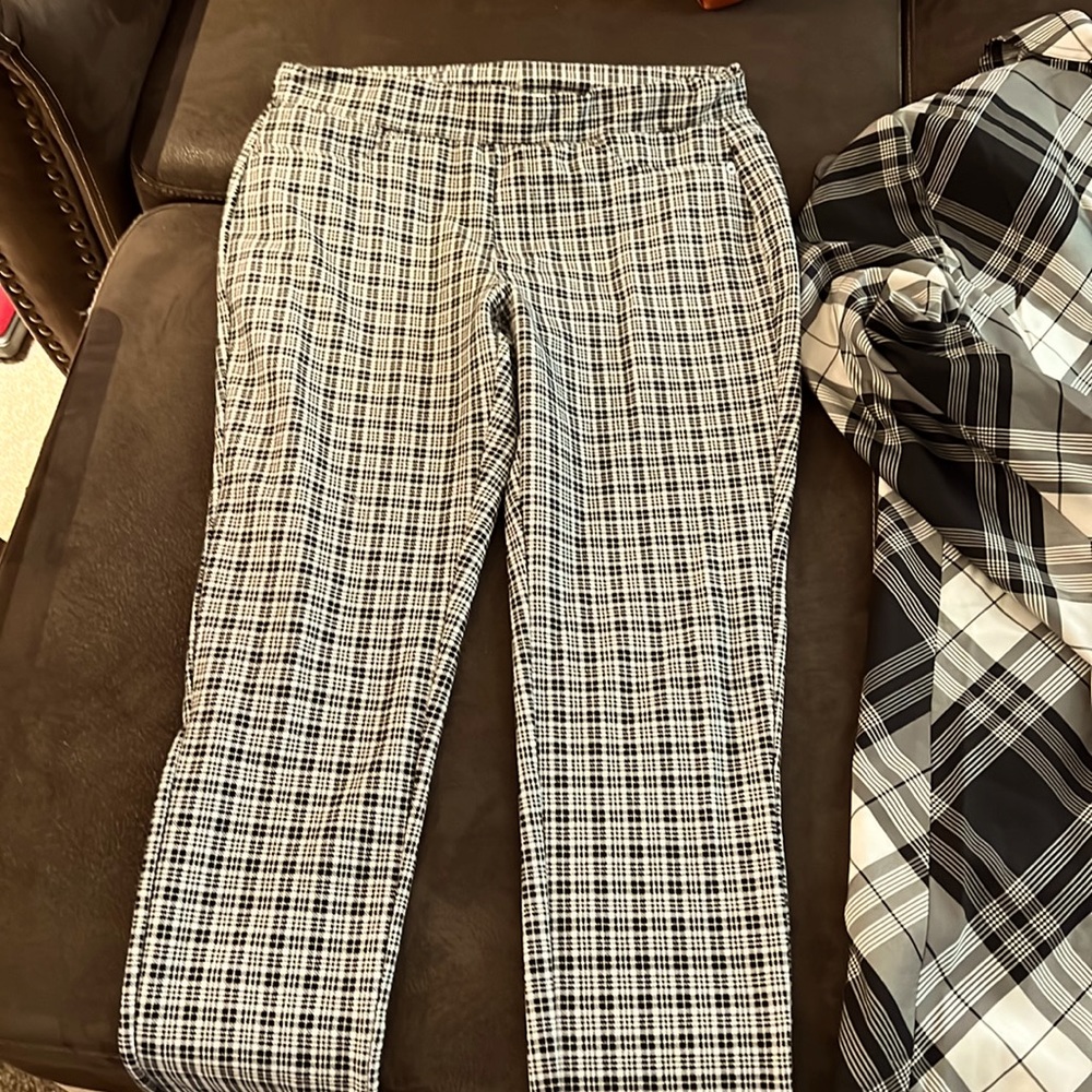 Black and white fitted pants can wear under boots